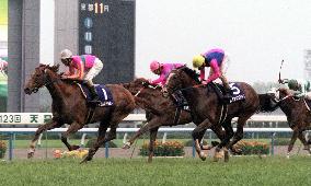 T.M. Opera O wins 3rd consecutive Tenno-sho